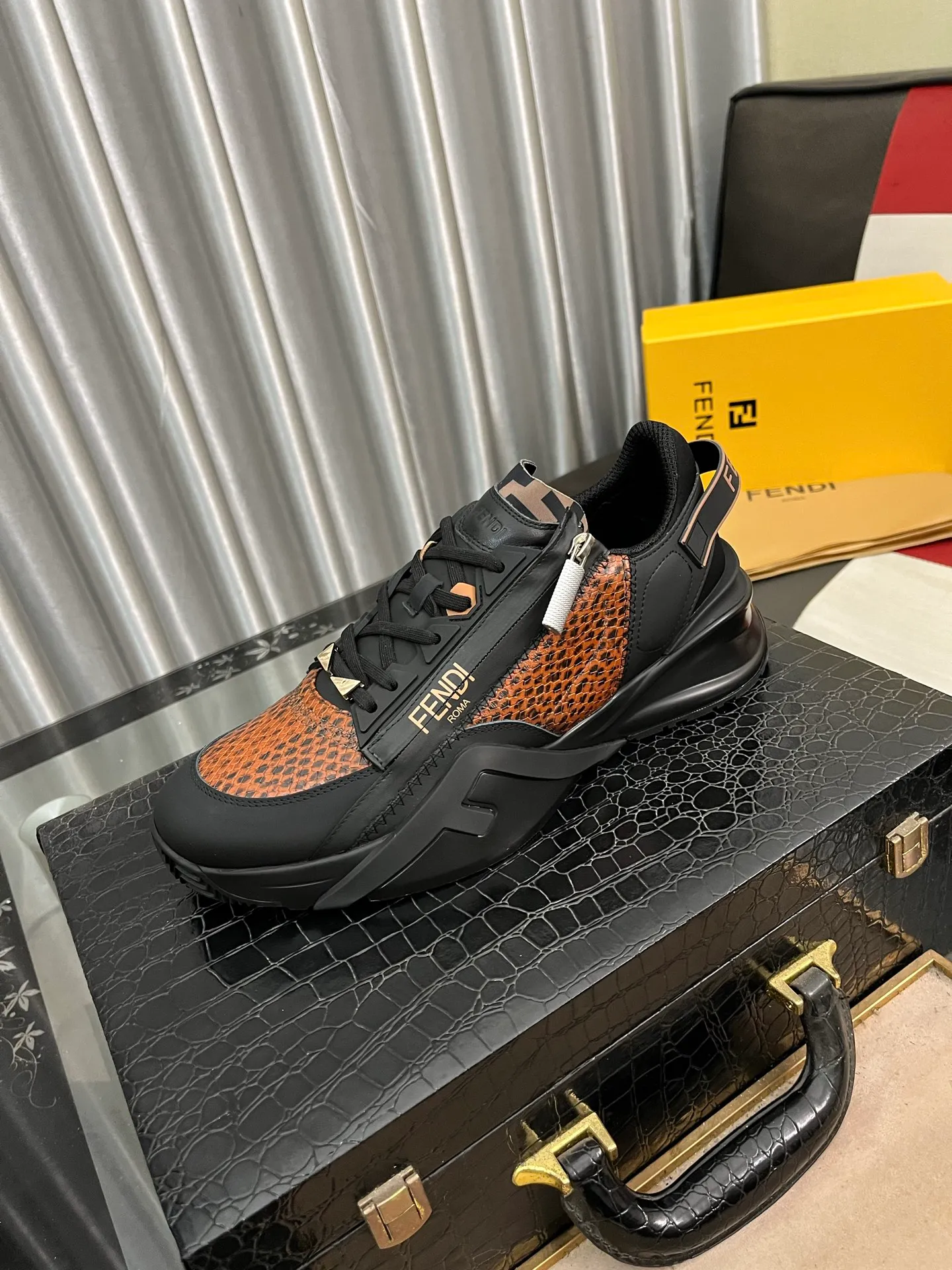 Men's Men's Shoes💰540⌚️⌚️【FENDI】FENDI high-tops are classic and comfortable for men. This complex sneaker is made of soft calfskin➕genuine leather lining➕original ultra-light rubber material with rough outsole. This unique and thin style is suitable for the casual and refined sensibility of this season. It is comfortable and natural on the feet. It is an everyday style for casual travel in autumn and winter! 38−444️⃣colors available